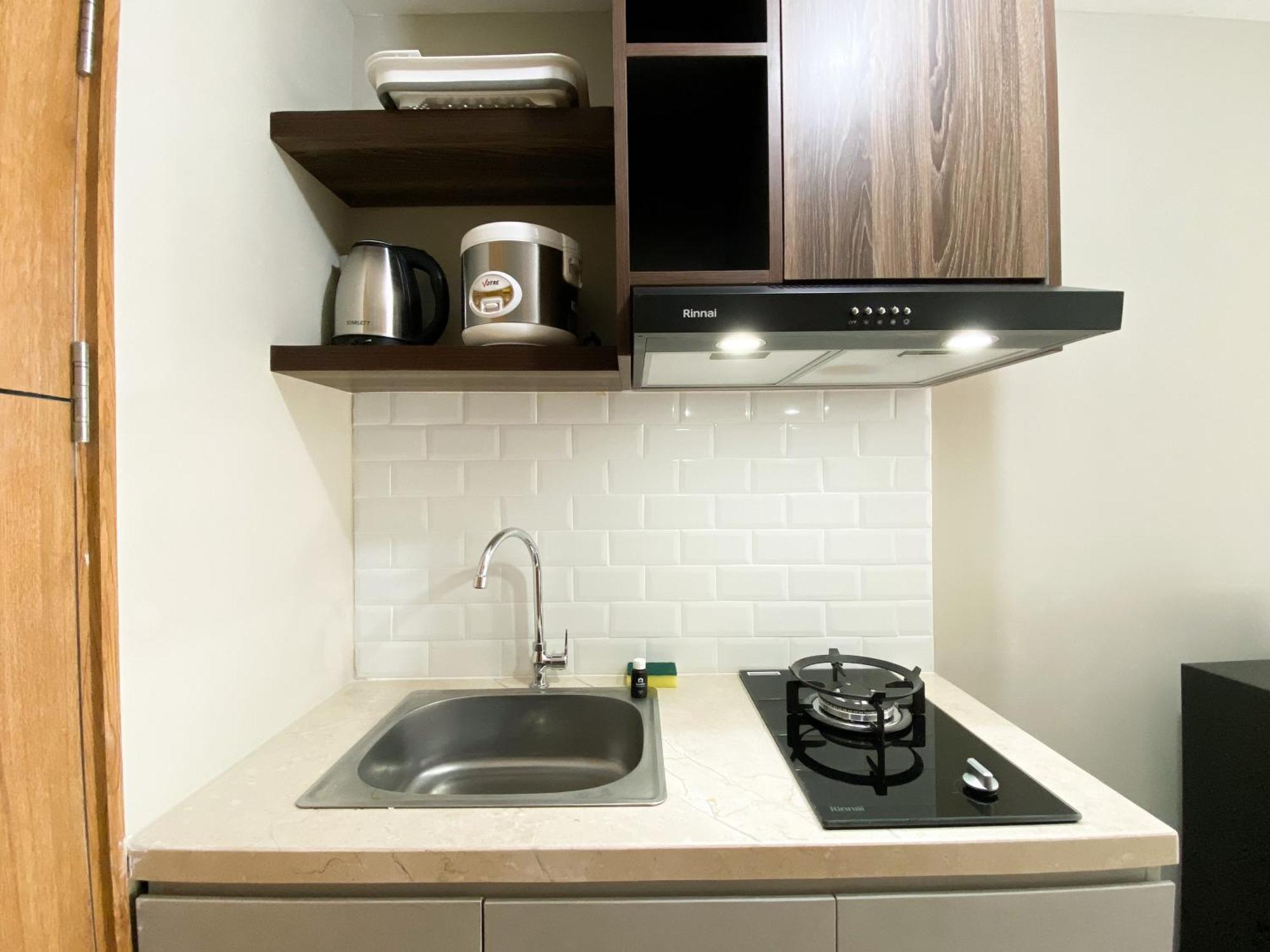 Modern Look And Tidy Gateway Park Lrt By Travelio Apartemen