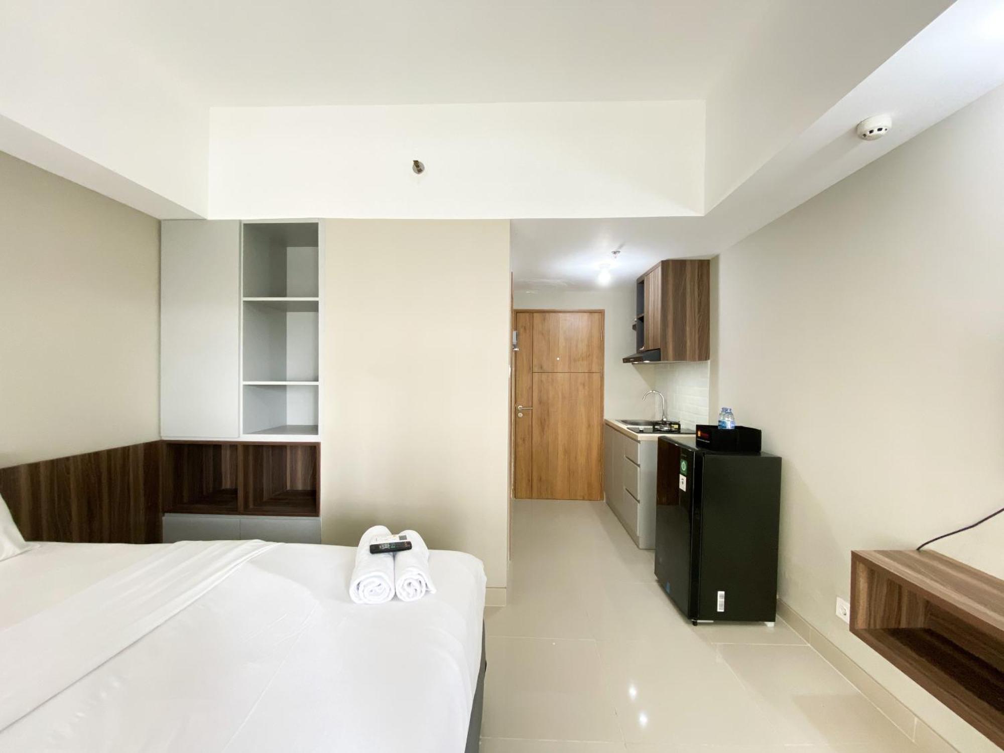 Modern Look And Tidy Gateway Park Lrt By Travelio Apartemen Bekasi